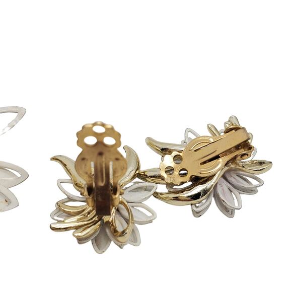 Flower Power Brooch & Clip Earrings White Yellow Enamel Daisy Pin Boho Hippie - Picture 5 of 9